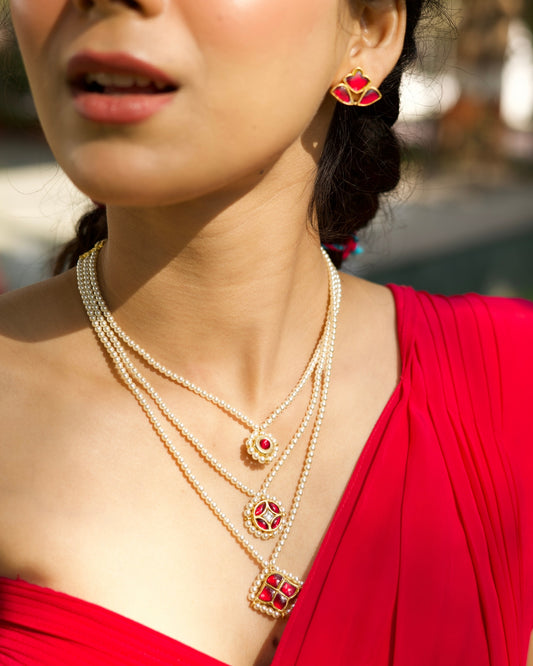 Triple-layer pearl teen lada necklace in 925 silver with circular red stone rosette pendants and pearl borders