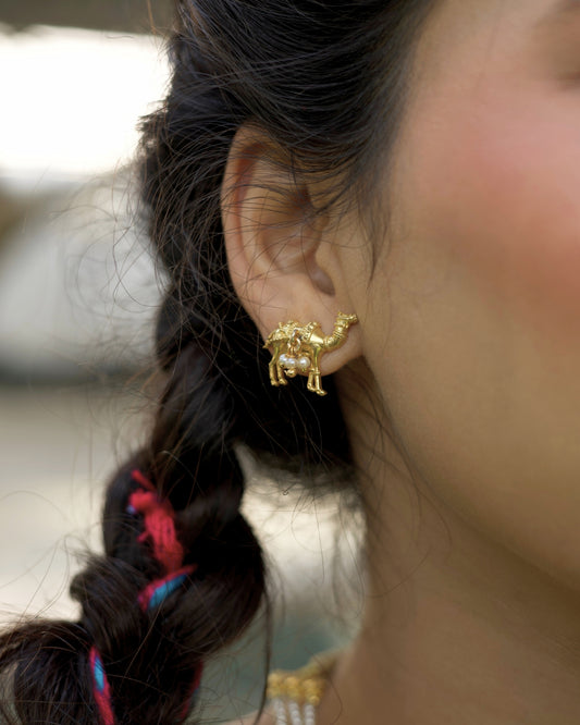 Camel motif stud earrings in 925 silver with gold-toned finish and pearl detailing