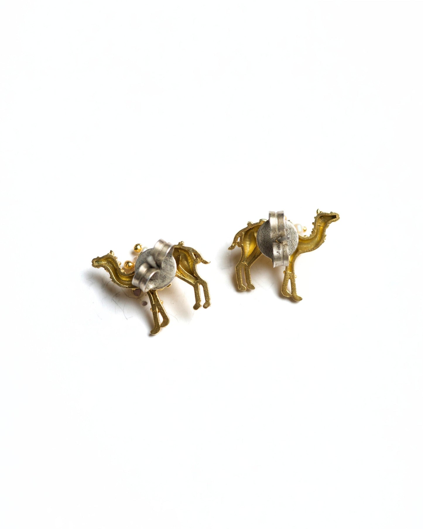 Camel motif stud earrings in 925 silver with gold-toned finish and pearl detailing
