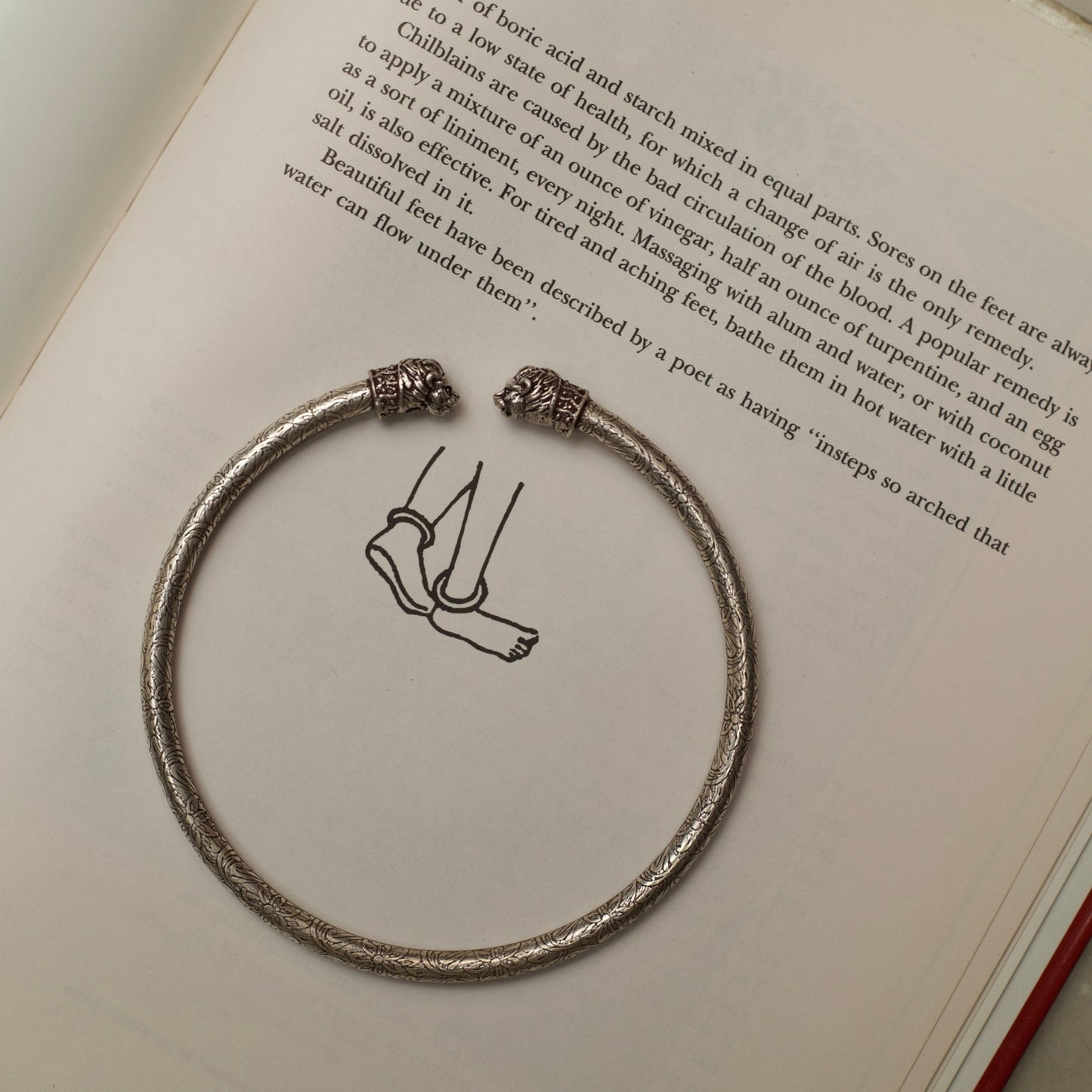 Two carved lionesses flank both sides of a sleek band etched with flowers and vines in this handcrafted traditional-modern silver anklet. This fusion of oxidised silver jewellery is an ode to the fierce spirit of women in the real and literary worlds. 