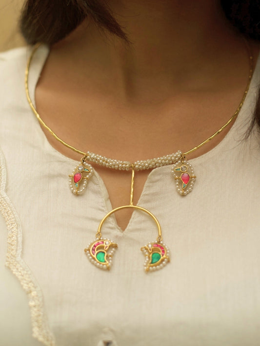 Whispers in Gold Hasli necklace in 925 silver with pink parrot motifs and pearl detailing