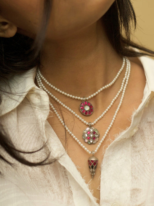 Youthful three-string pearl Teen Lada necklace in pure 925 silver with pink floral and mother-of-pearl motifs by Naksa.