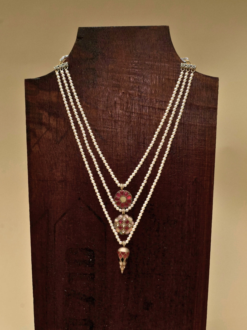 Youthful three-string pearl Teen Lada necklace in pure 925 silver with pink floral and mother-of-pearl motifs by Naksa.