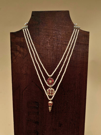 Youthful three-string pearl Teen Lada necklace in pure 925 silver with pink floral and mother-of-pearl motifs by Naksa.