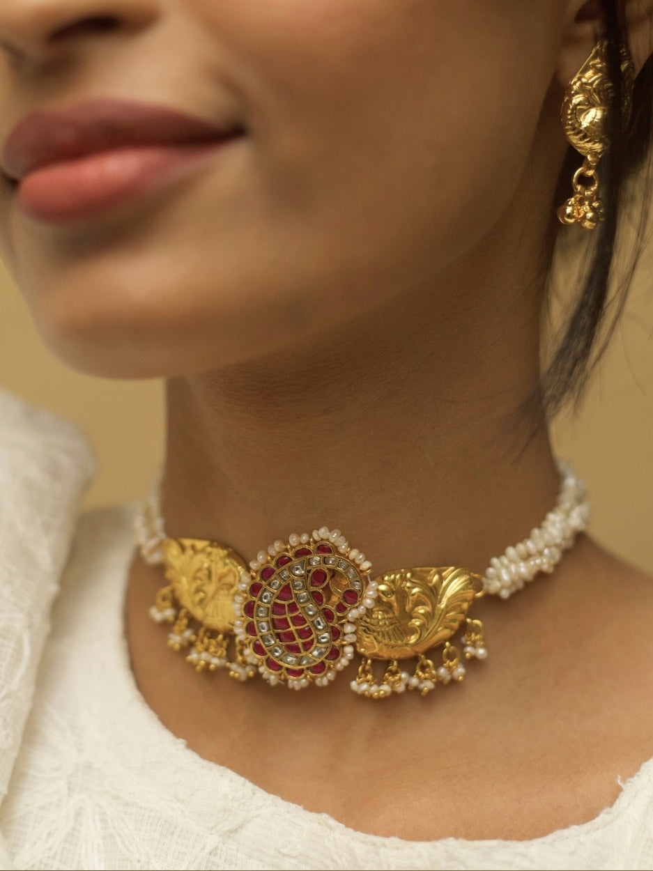 Gold-plated silver choker set with peacock and paisley motifs, pink kundan stones and pearls – Naksa Jewelry