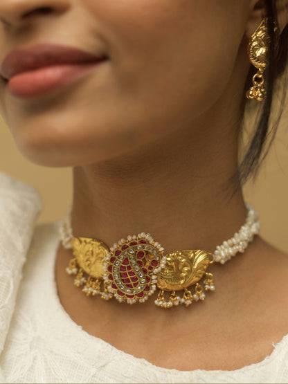 Gold-plated silver choker set with peacock and paisley motifs, pink kundan stones and pearls – Naksa Jewelry