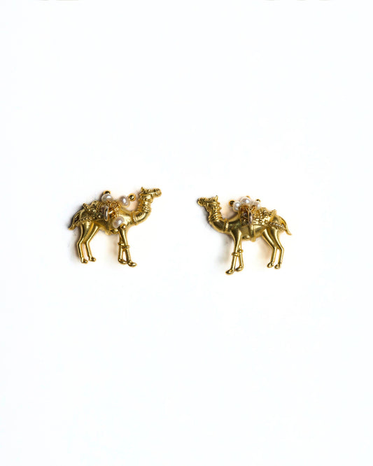 Camel motif stud earrings in 925 silver with gold-toned finish and pearl detailing