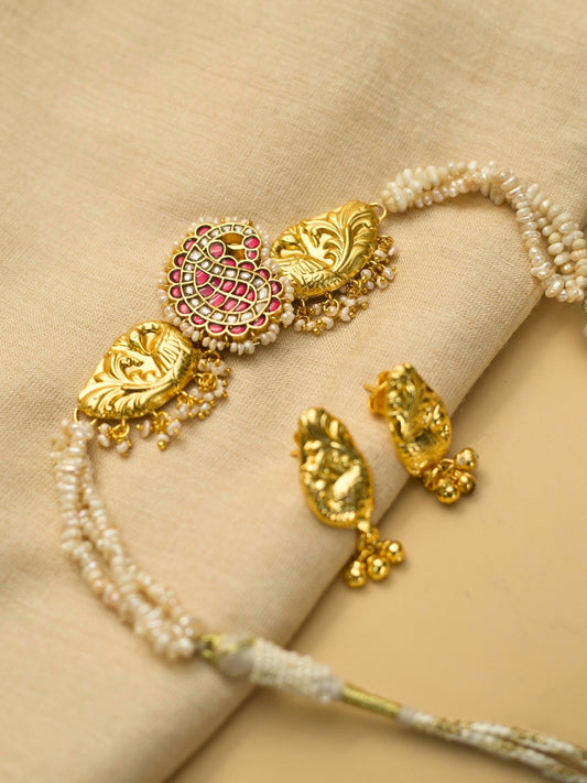 Gold-plated silver choker set with peacock and paisley motifs, pink kundan stones and pearls – Naksa Jewelry