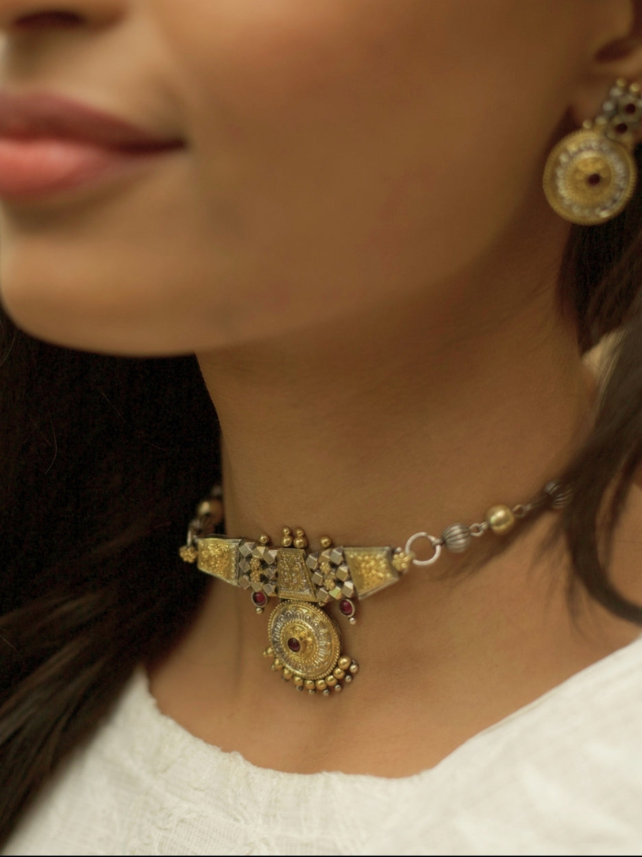 Dainty temple choker in silver and gold with intricate South Indian motifs – Naksa Jewelry

