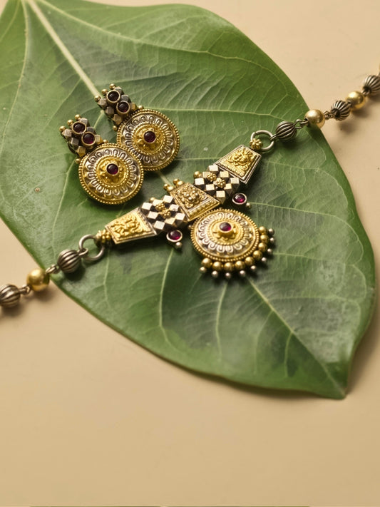 Dainty temple choker in silver and gold with intricate South Indian motifs – Naksa Jewelry

