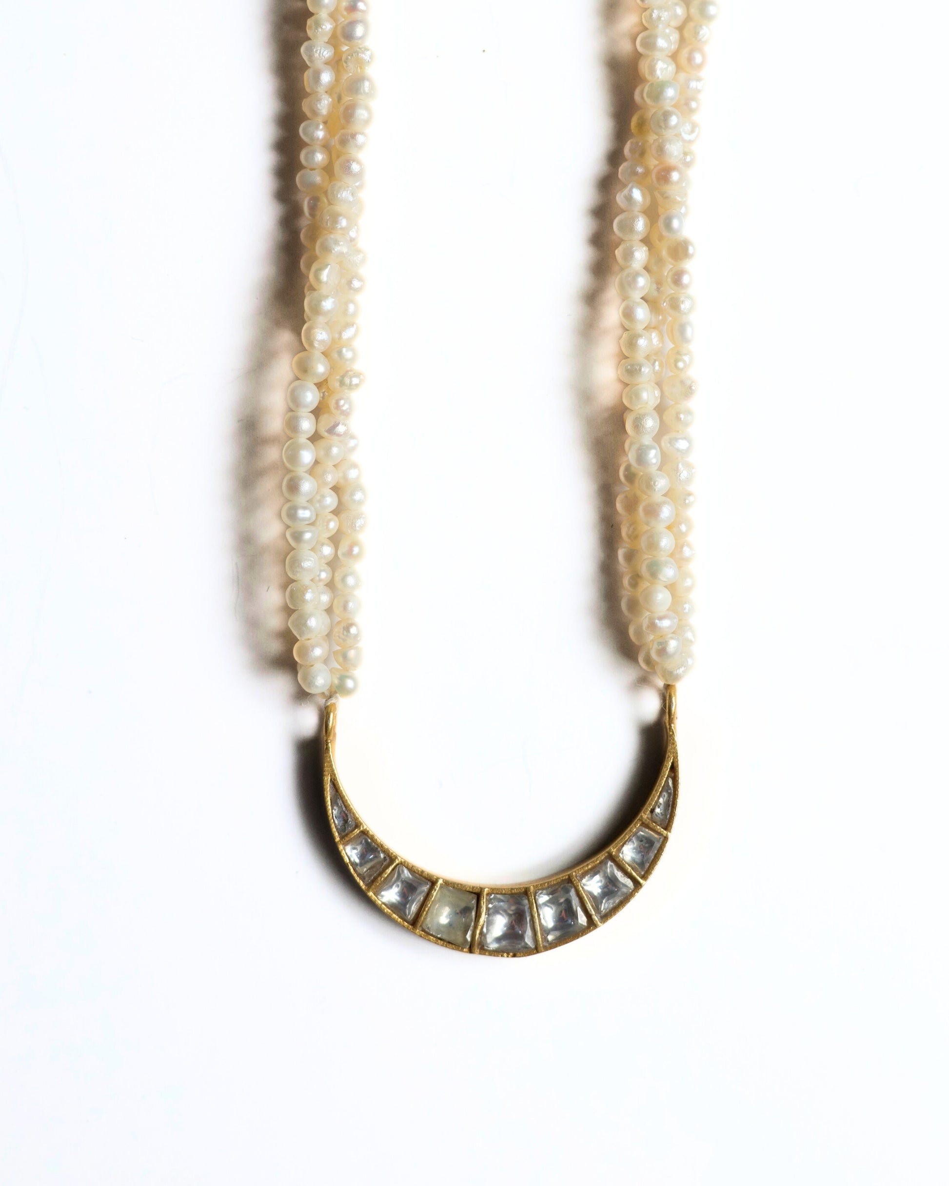 Pearl layered necklace with crescent moon pendant in 925 silver and kundan-style stones