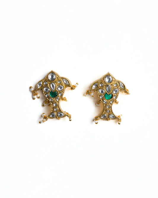 Fish-shaped stud earrings in 925 silver with emerald centre and kundan-style stones