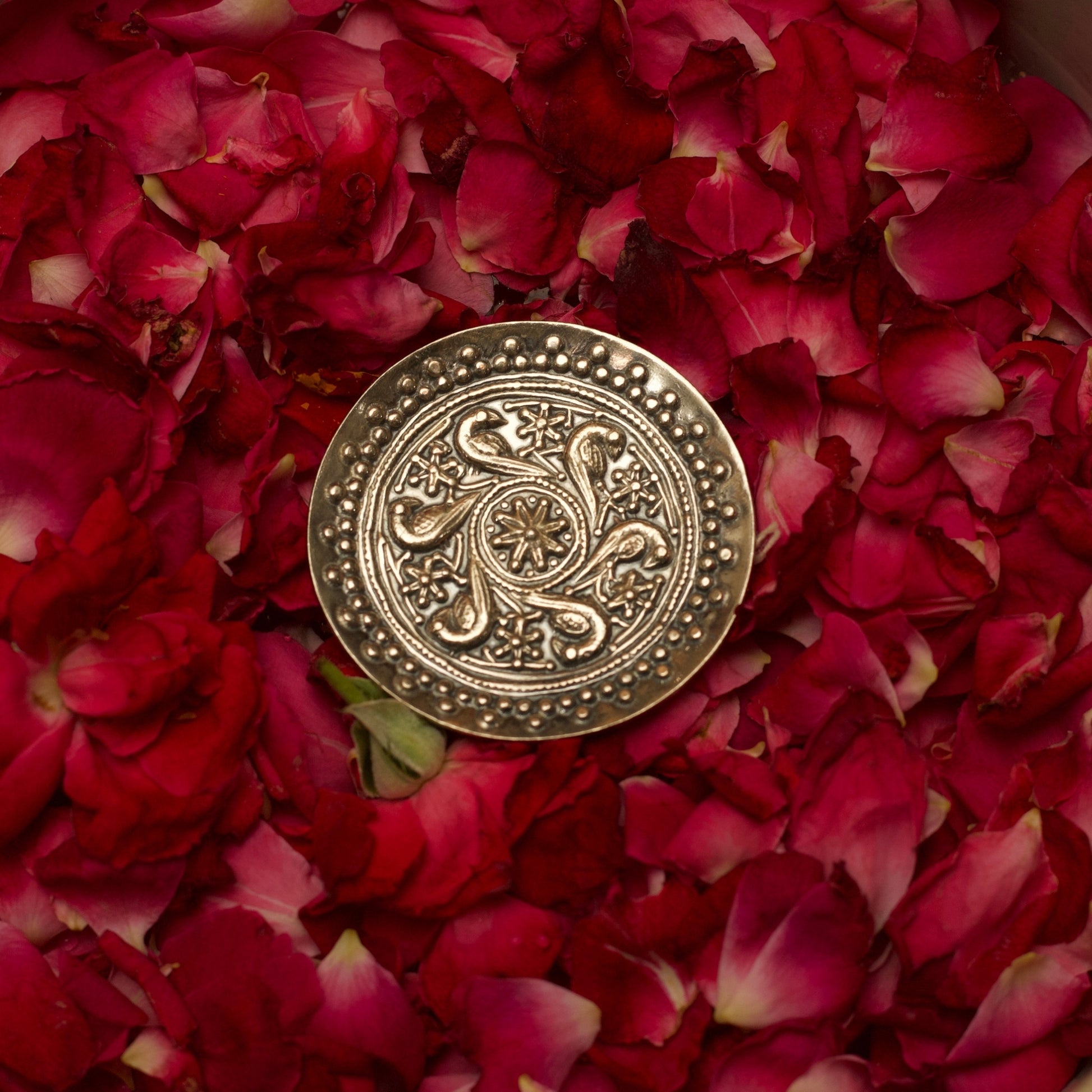 Taking inspiration from the wonders of royal gardens, this 925 Indian heritage silver ring features embossed flowers and peacocks on a circular base. It comes with an adjustable band and features the perfect contrasting hues of handcrafted oxidised silver jewellery.