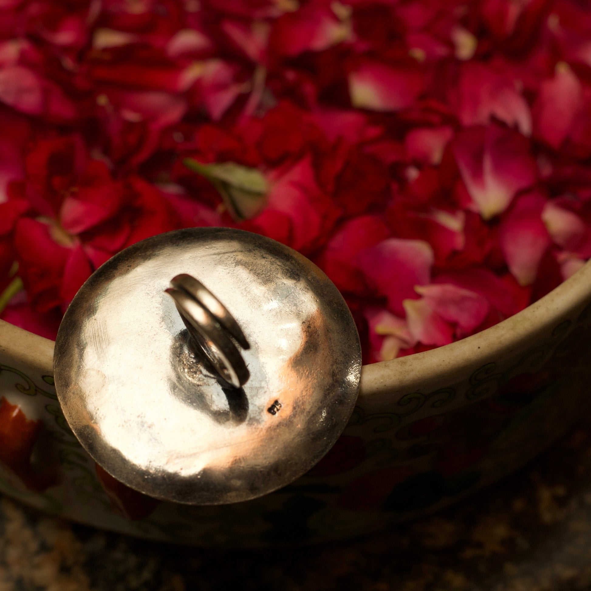 Taking inspiration from the wonders of royal gardens, this 925 Indian heritage silver ring features embossed flowers and peacocks on a circular base. It comes with an adjustable band and features the perfect contrasting hues of handcrafted oxidised silver jewellery.&nbsp;