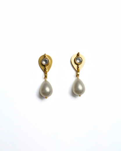 Close-up of gold-polished 925 silver drop earrings featuring a faceted clear stone stud and a suspended white teardrop pearl.